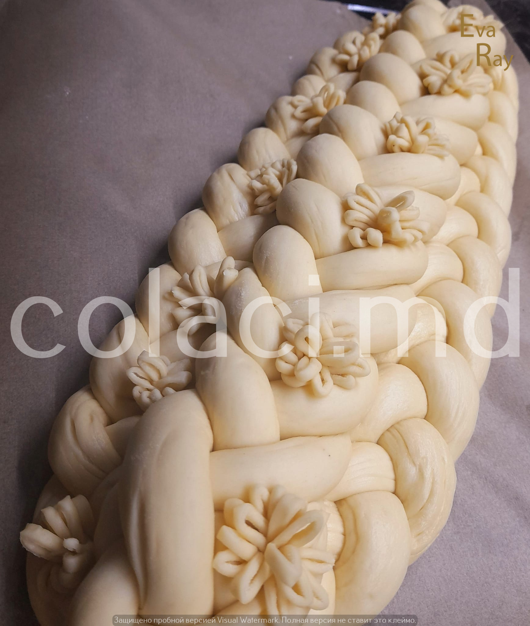 Meșterul nostru pregătind colaci tradiționali moldovenești