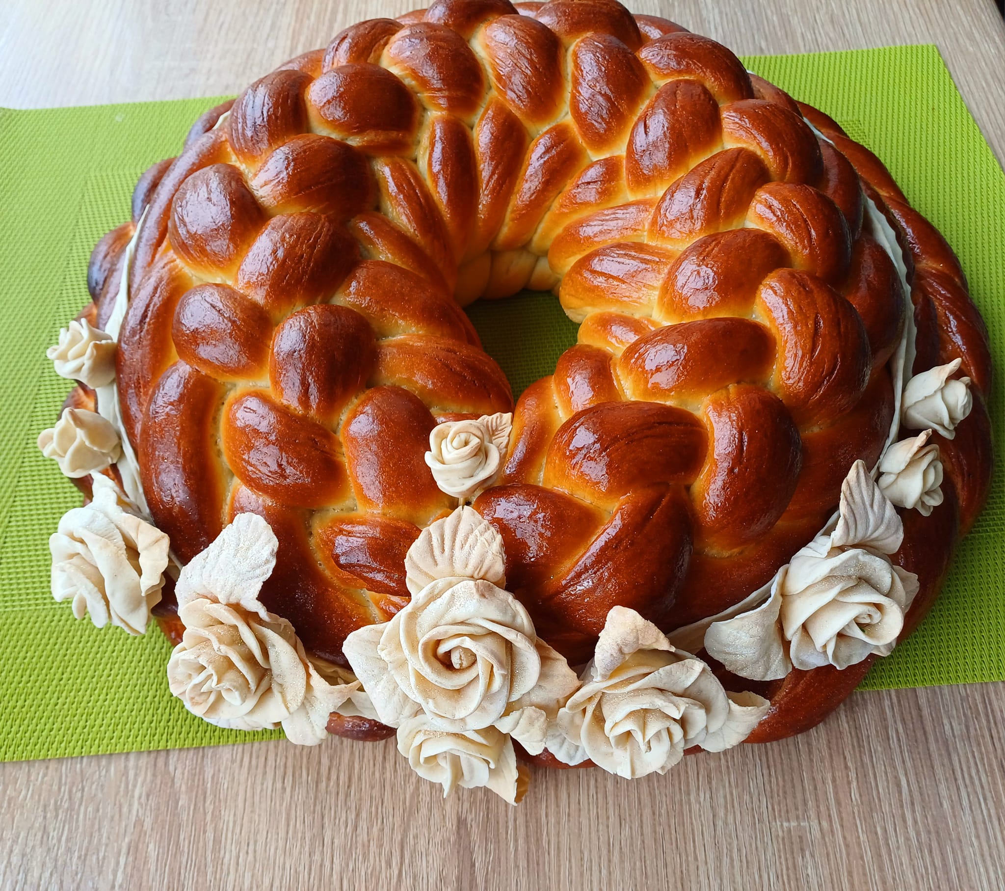 Colaci tradiționali moldovenești împletiți cu semințe de mac și susan