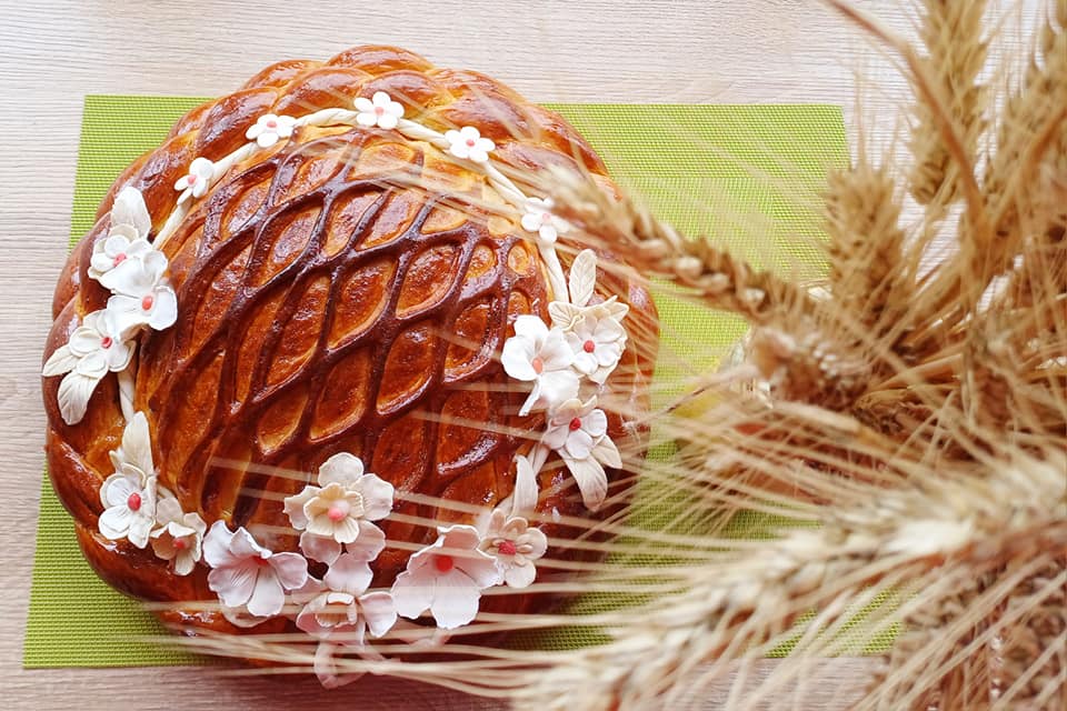 Pâine artizanală cu maia naturală și coajă crocantă, coaptă tradițional